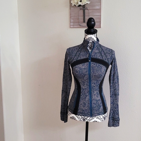 lululemon athletica Jackets & Blazers - 💙 LULULEMON FLORAL ACTIVE JACKET.